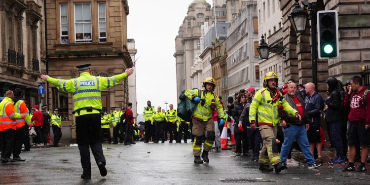 Automobil se ugura u gužvu na Liverpoolovim nogometnim proslavama – RT World News