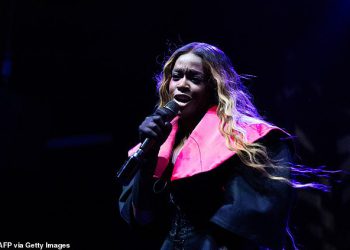 Azealia Banks šalje obožavatelje u histeriku dok dijeli povratnu poziciju s poznatom Marvelovom zvijezdom, ali tvrdi da ima ‘nema pojma’ tko je on – možete li ga prepoznati?