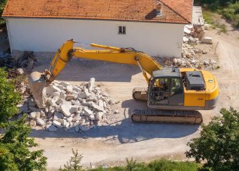 Bageri ruše bespravno izgrađene objekte u Medulinu