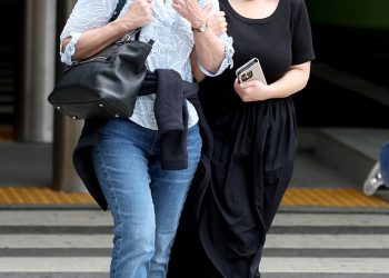 Bindi Irwin drži se majke Terri dok sleti u LA nakon hitne operacije dok njezin suprug Chandler uživa u ocu-kćeri s četverogodišnjom Graceom