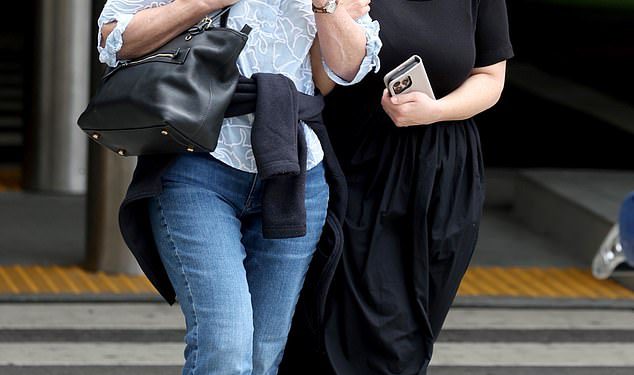 Bindi Irwin drži se majke Terri dok sleti u LA nakon hitne operacije dok njezin suprug Chandler uživa u ocu-kćeri s četverogodišnjom Graceom