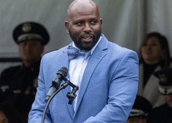 Bivši zamjenik gradonačelnika javne sigurnosti postiže sporazum o priznanju prijetnji da će raznijeti gradsku vijećnicu za podršku Izraela