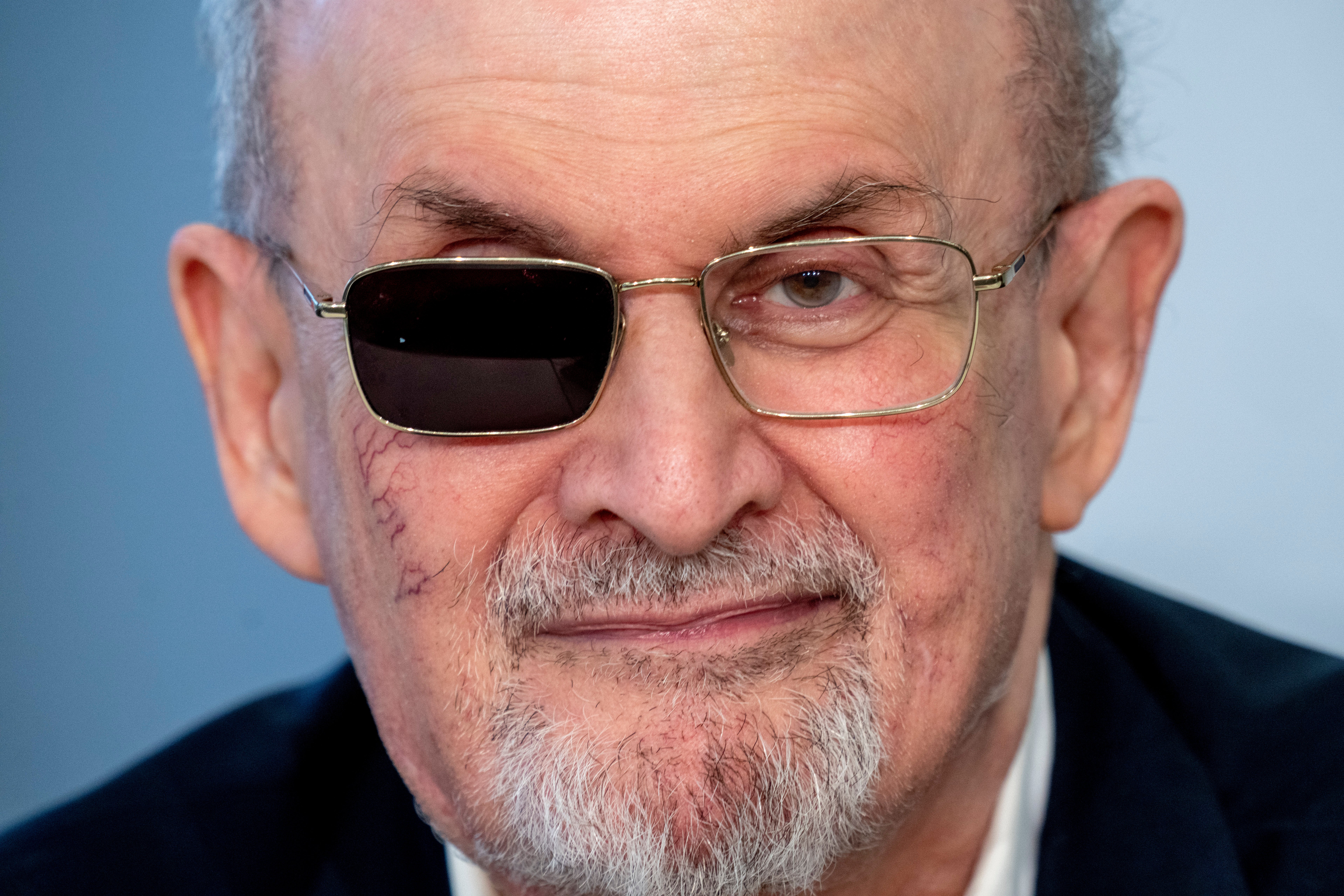Hadi Matar osuđen je za pokušaj ubojstva nakon što je u kolovozu 2022. pokrenuo bijesni napad na autora Salmana Rushdieja. Rushdie je zaslijepljen jednim okom od napada, što je tema njegovog noža za memoare: meditacije nakon pokušaja ubojstva.