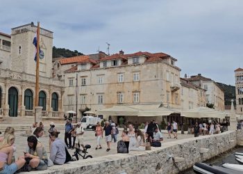 Borio se protiv pijanih turista, ušao u gradsko vijeće Hvara, pa pijan skrivio nesreću i udaljio se…