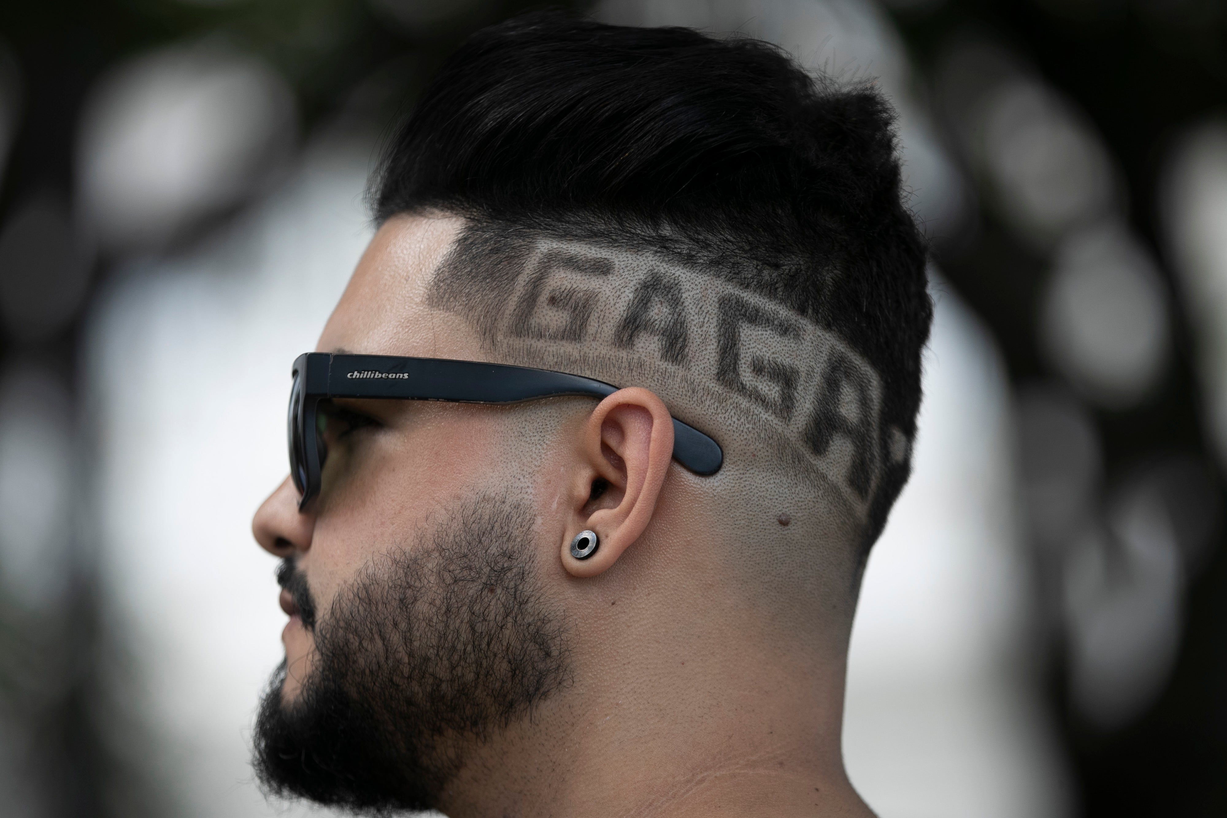 Obožavatelj Lady Gaga stoji ispred hotela Copacabana Palace, gdje pop diva boravi u Rio de Janeiro