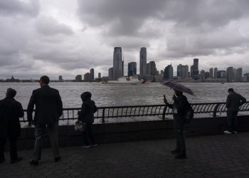 Brod eksplodira na rijeci Hudson tijekom tjedna flote u NYC -u, jedan mrtvi i dvoje ozlijeđeni