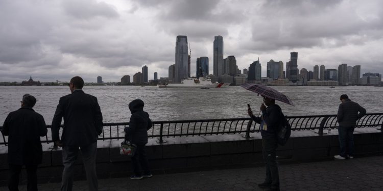 Brod eksplodira na rijeci Hudson tijekom tjedna flote u NYC -u, jedan mrtvi i dvoje ozlijeđeni