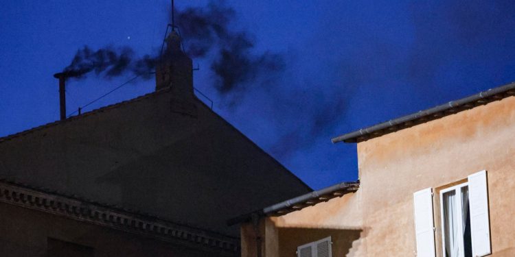 CONCLAVE 2025 LIVE: Kardinali su postavili više razgovora nakon što crni dim signali nije papa izabran prvog dana