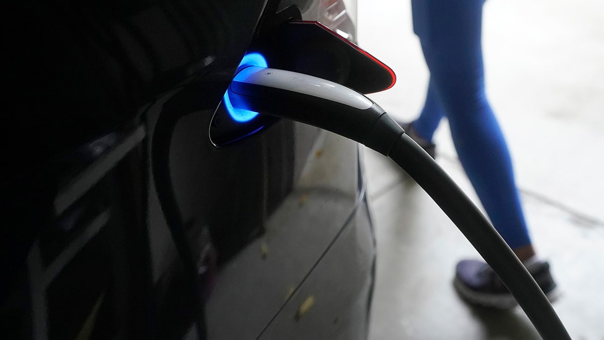 Stanovnici operatera neovisnog sustava Kalifornije mogu prestati puniti električne automobile od 4-9 pm tijekom toplinskog vala kako bi smanjili potrošnju energije