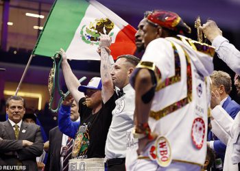 Canelo Alvarez pobijedio je Williama Scull -a u neuvjerljivom nastupu dok Anthony Joshua gleda u Saudijskoj Arabiji