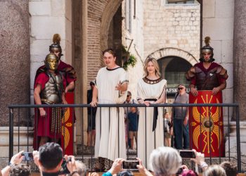 Car Dioklecijan i carica Priska ponovno na Peristilu: Smjena straže očarala posjetitelje