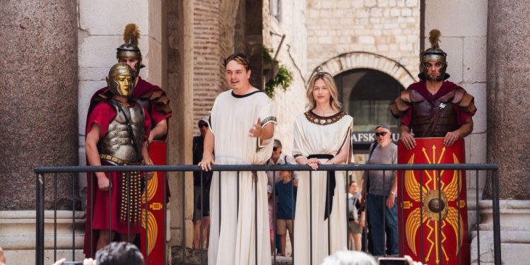 Car Dioklecijan i carica Priska ponovno na Peristilu: Smjena straže očarala posjetitelje
