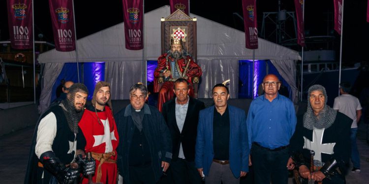 Četverodnevna fešta u Biogradu: spomenik kralju Tomislavu financirao poduzetnik iz dijaspore. Pogledajte kako izgleda…