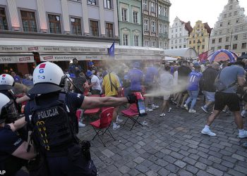 Chelsea i Real Betis navijači sukobljavaju se dok nevolje bljesne uoči finala konferencije u Poljskoj … jer je Bluesova pristalica policija raspala Pepper-aspar