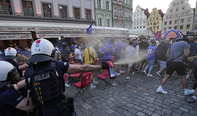 Chelsea i Real Betis navijači sukobljavaju se dok nevolje bljesne uoči finala konferencije u Poljskoj … jer je Bluesova pristalica policija raspala Pepper-aspar