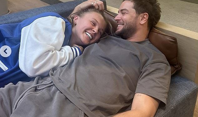 Chris Hughes izjavljuje da je u ‘najsretnijoj fazi svog života’ usred romantike Jojo Siwa dok slavi promociju voljenog Sunderlanda u Premier ligu