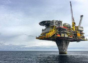 Cijene nafte porasle iznad 65 dolara, rast koče zalihe i OPEC-ova proizvodnja