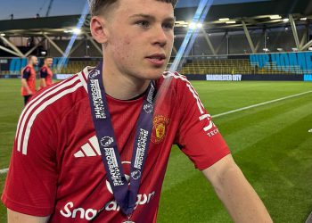 Coleen i Wayne Rooney ponosni su roditelji kao najstariji nogometaš sin Kai, 15 godina, postižu pobjednički gol u finalu Under 15 za akademiju Manchester Uniteda
