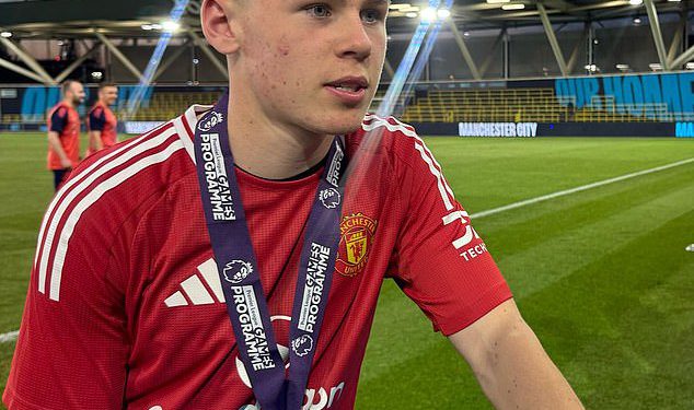 Coleen i Wayne Rooney ponosni su roditelji kao najstariji nogometaš sin Kai, 15 godina, postižu pobjednički gol u finalu Under 15 za akademiju Manchester Uniteda
