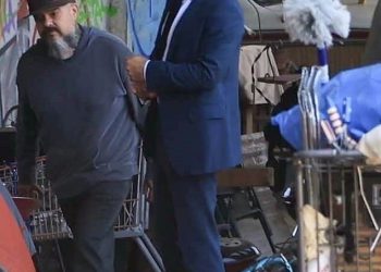 Colin Farrell izgleda pametno u mornarsko plavom odijelu dok snima za drugu sezonu Apple TV serije Šećer u Los Angelesu