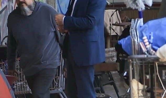 Colin Farrell izgleda pametno u mornarsko plavom odijelu dok snima za drugu sezonu Apple TV serije Šećer u Los Angelesu