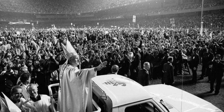 Čudesna podudarnost: Novi papa ustoličen na rođendan svetog Ivana Pavla II.