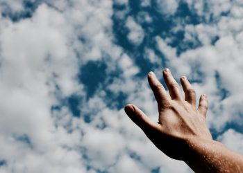 Čudo poslušnosti: Tri sveca koji svjedoče čudo vjernosti unatoč nepravdi