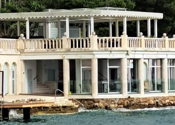 DEGRADACIJA U HVARU Ostaklili kulturno dobro s početka 20. stoljeća kako bi unutra mogli mirno dernečiti?