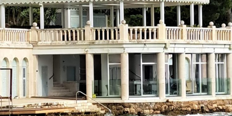 DEGRADACIJA U HVARU Ostaklili kulturno dobro s početka 20. stoljeća kako bi unutra mogli mirno dernečiti?