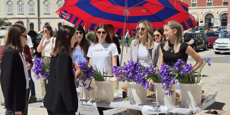 Dan plavog irisa na splitskoj Rivi: Ovaj dan posvećen je svima koji žive sa stomom