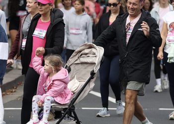 Danas show voditelj Karl Stefanović pokazuje svoju novu ružičastu kosu dok sudjeluje u klasičnom šetnji Majčin dan sa suprugom Jasmine