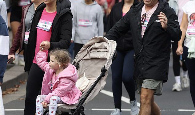 Danas show voditelj Karl Stefanović pokazuje svoju novu ružičastu kosu dok sudjeluje u klasičnom šetnji Majčin dan sa suprugom Jasmine