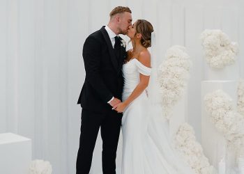 Dani Dyer je oženjen! TV ličnost omamljuje u haljini bez ramena dok se odnosi na čvor s Jarrodom Bowenom tijekom intimne ceremonije