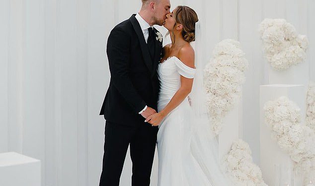 Dani Dyer je oženjen! TV ličnost omamljuje u haljini bez ramena dok se odnosi na čvor s Jarrodom Bowenom tijekom intimne ceremonije