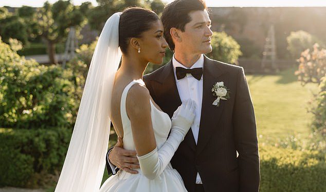 Danny O’Donoghue je oženjen! Frontmen scenarija je “preko mjeseca” dok je u romantičnoj ceremoniji povezivao čvor sa svojom zadivljujućom djevojkom Anais Niang