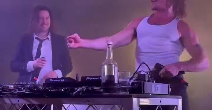 Dečko Abbie Chatfield i frontmen Pekinga Duka Adam Hyde dijeli vrlo oštru poruku za Petera Duttona uživo na pozornici na divlje svirki