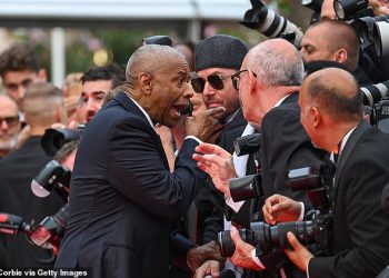 Denzel Washington izlazi kod fotografa u Explosive Cannes Film Festival Exchange