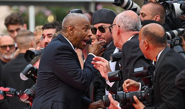 Denzel Washington izlazi kod fotografa u Explosive Cannes Film Festival Exchange