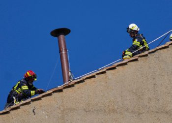 Dimnjak instaliran na krov Sistine kapele ispred vatikanske konklave