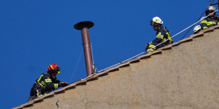 Dimnjak instaliran na krov Sistine kapele ispred vatikanske konklave