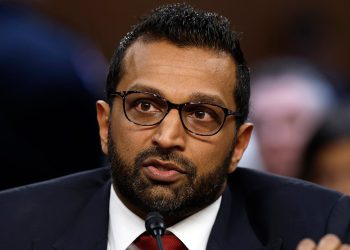 Direktor FBI -a izdaje strogo upozorenje nakon što je zaplet za masovno pucanje u Michiganu naklonjen