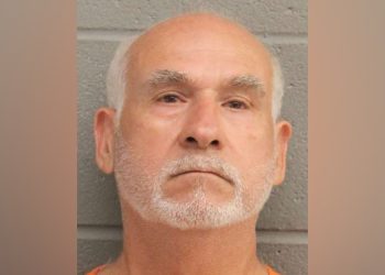 Djed se suočava s kaznenim postupkom nakon što je zabio automobil čovjeka koji je bacio burrito u svoje vozilo, kažu policajci