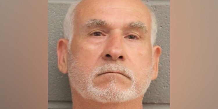 Djed se suočava s kaznenim postupkom nakon što je zabio automobil čovjeka koji je bacio burrito u svoje vozilo, kažu policajci