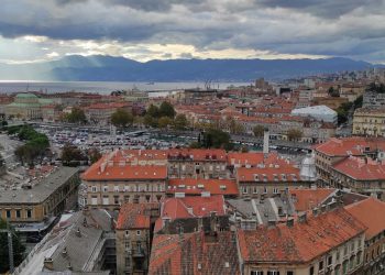 Djelomice sunčano uz kišu na riječkom području, uz obalu predvečer mogući neverini