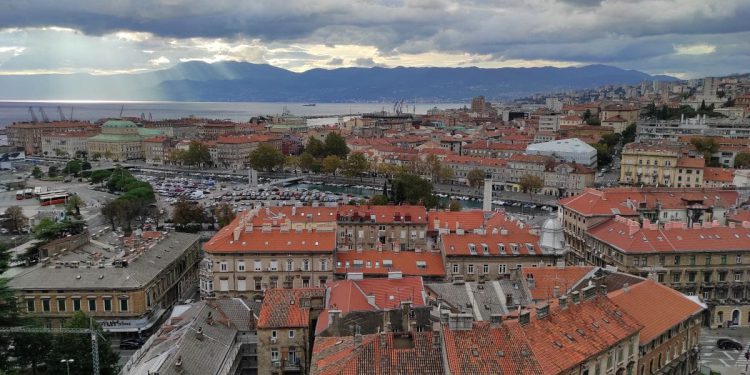 Djelomice sunčano uz kišu na riječkom području, uz obalu predvečer mogući neverini