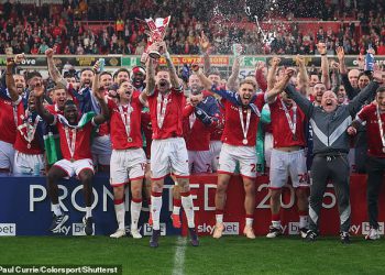 Dobrodošli u Wrexham Hero, kaže da je bio prisiljen iz kluba Ryana Reynoldsa i Roba McElhenneyja dok objavljuje emotivni zbogom nakon promocije u prvenstvo