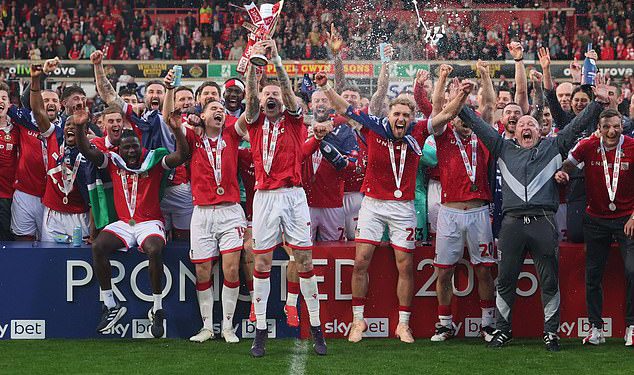 Dobrodošli u Wrexham Hero, kaže da je bio prisiljen iz kluba Ryana Reynoldsa i Roba McElhenneyja dok objavljuje emotivni zbogom nakon promocije u prvenstvo