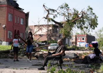 Događaj masovne žrtve proglašen tornadima ubijaju najmanje 21 u Kentuckyju i Missouriju
