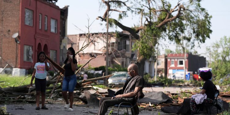 Događaj masovne žrtve proglašen tornadima ubijaju najmanje 21 u Kentuckyju i Missouriju