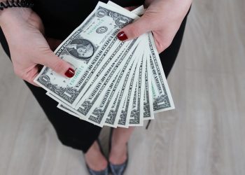 Dolar oslabio, cijene nafte oštro pale